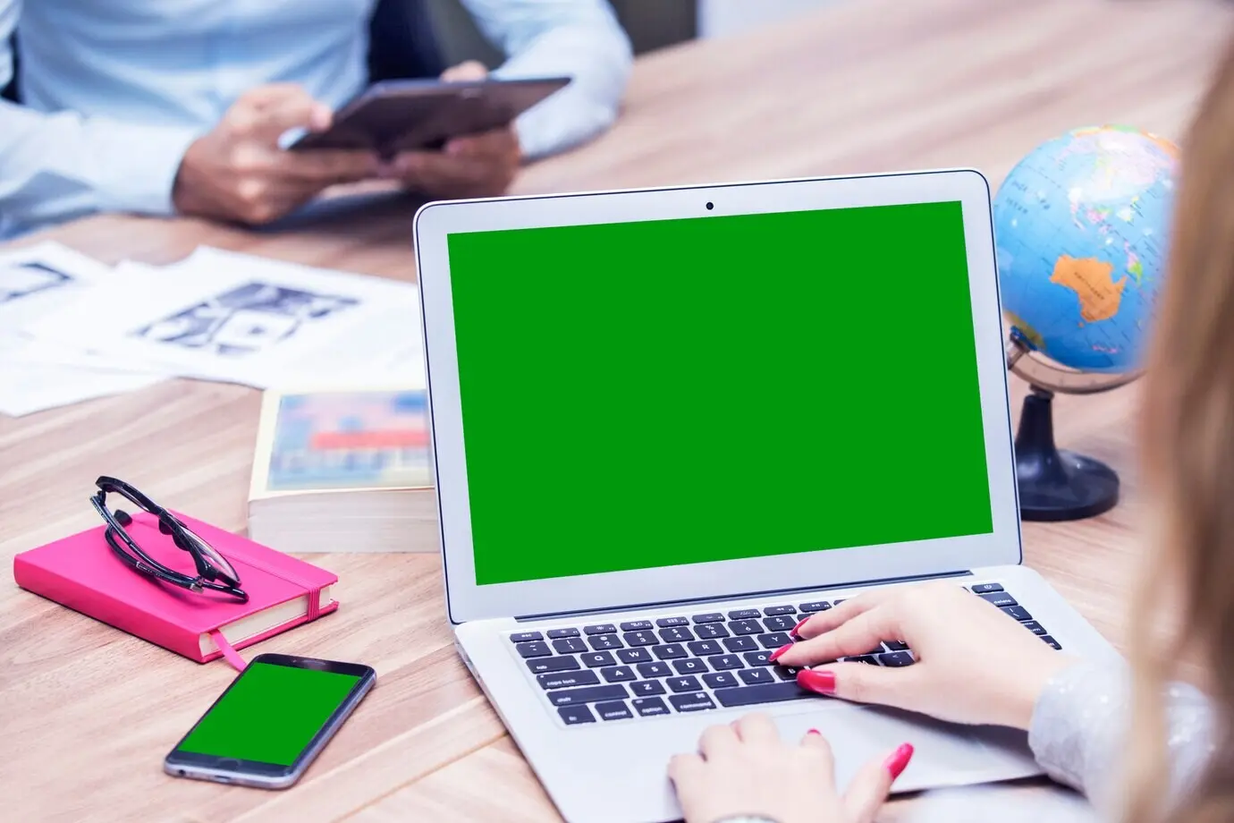 Eine Mitarbeiterin rekrutiert im Büro einen neuen Kandidaten.