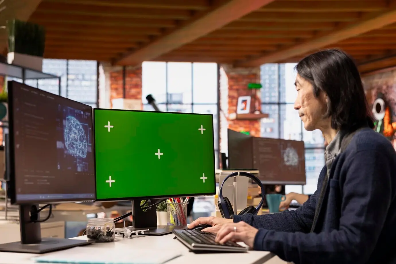 Seniorentwickler nutzt einen Mockup-PC in einem auf künstliche Intelligenz fokussierten Startup.