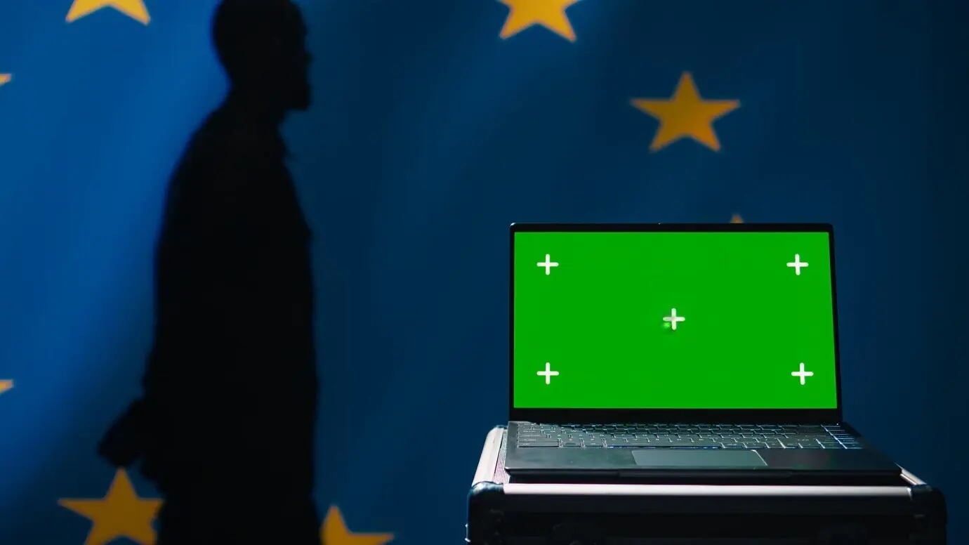 Eine Agentur der Europäischen Union nutzt einen Greenscreen-Laptop zum Schutz vor Propaganda.
