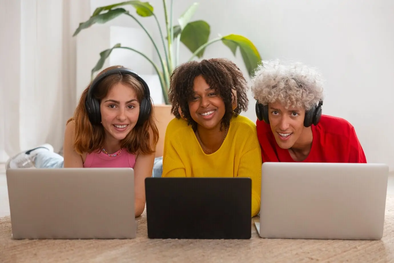 Frontalansicht von Freunden beim Videospielen.